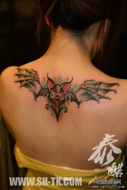 女生后背经典很帅的蝙蝠纹身图案