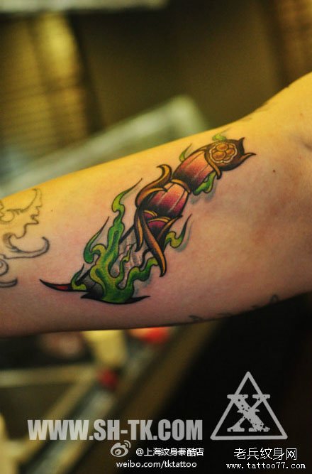 手臂内侧超酷时尚的匕首纹身图案