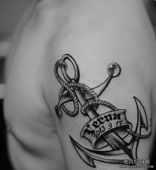 一款手臂船锚字母纹身图案