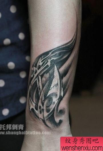 时尚流行的手臂铁锚纹身图案
