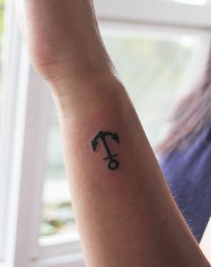 手臂小巧时尚的图腾铁锚纹身图案