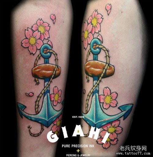 手臂精美好看的彩色船锚纹身图案