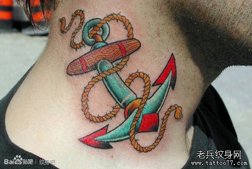 男生脖子时尚经典的船锚纹身图案