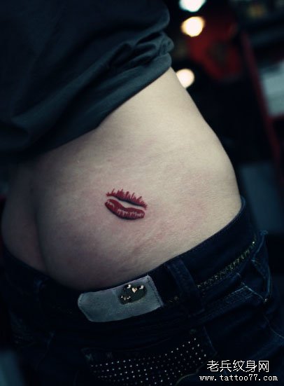 男孩子臀部彩色唇印纹身图案