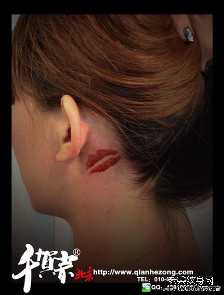女生脖子处潮流唯美的唇印纹身图案