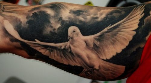 鸽子纹身图案：手臂白鸽鸽子纹身图案