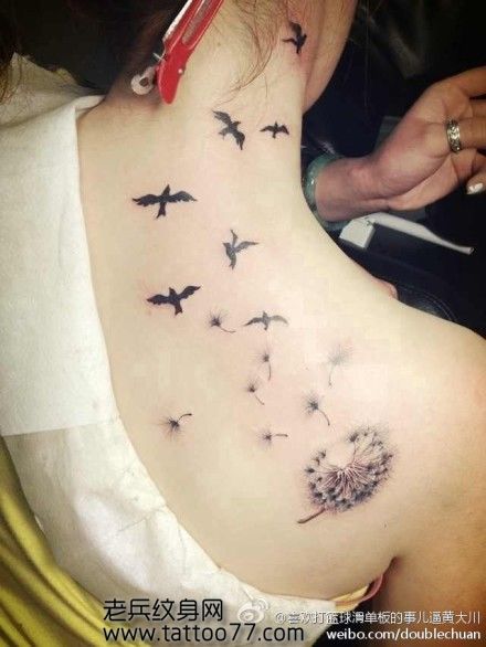 流行的蒲公英鸽子纹身图案