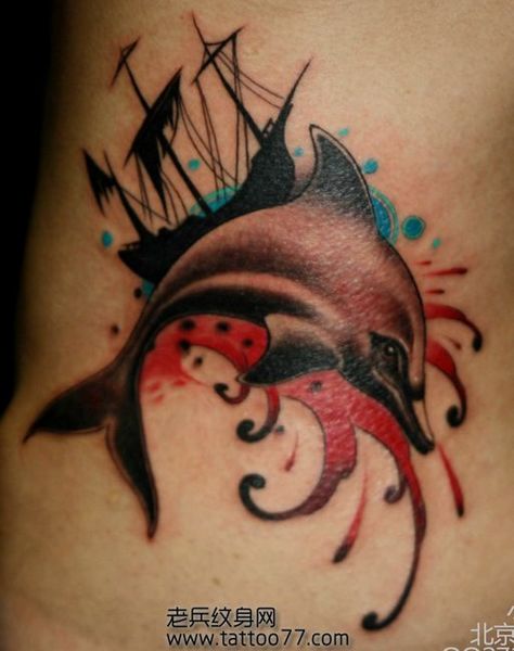 一款腰部海豚纹身图案