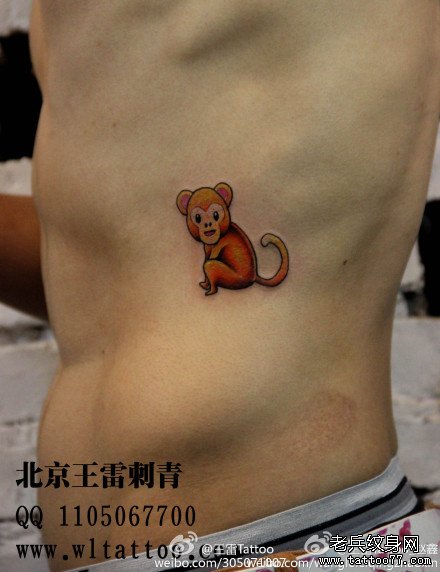 男生腹部卡通猴子纹身图案