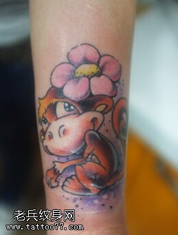 女性手臂彩色猴子纹身图案