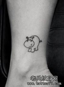 男生脚踝处可爱小河马纹身图案