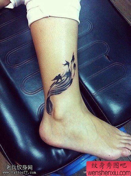 女性脚踝羽化燕纹身图案