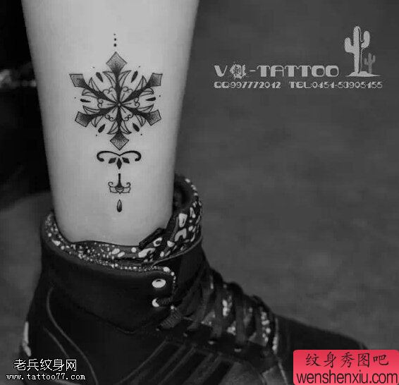 女性脚踝雪花纹身图案