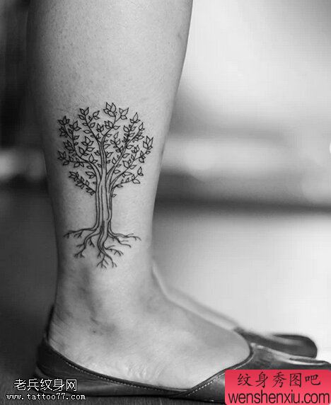 女性脚踝树纹身图案