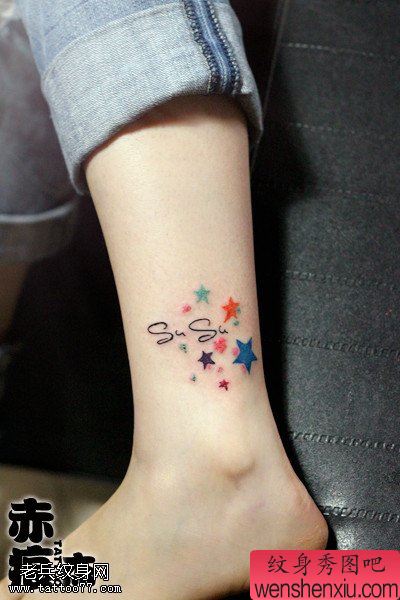 女性脚踝彩色五角星纹身图案