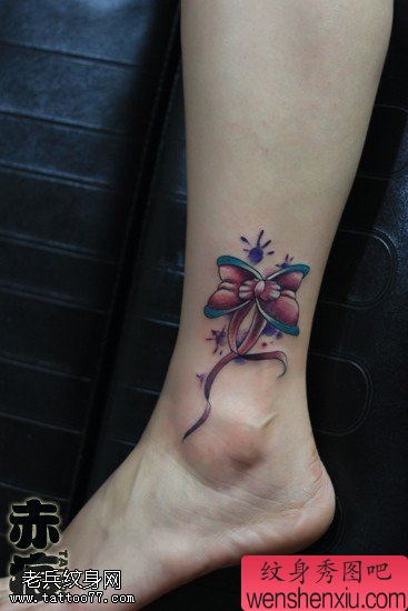 女性脚踝彩色蝴蝶结纹身图案