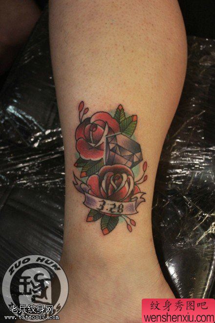 脚踝彩色钻石玫瑰花纹身图案