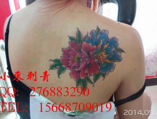 天津小东纹身秀图吧作品:美女后肩菊花纹身图案