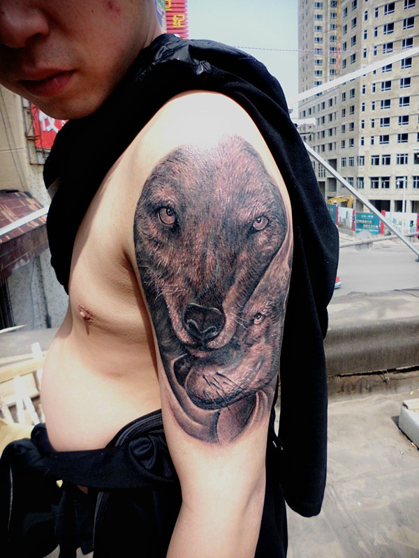 天津雕琦刺青店纹身作品:肩部狼头纹身图案
