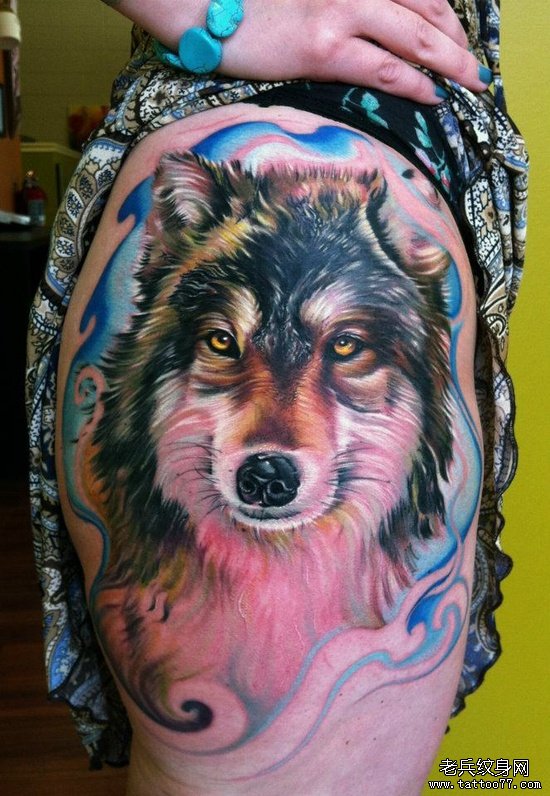 腿部霸气很酷的欧美彩色狼头纹身图案