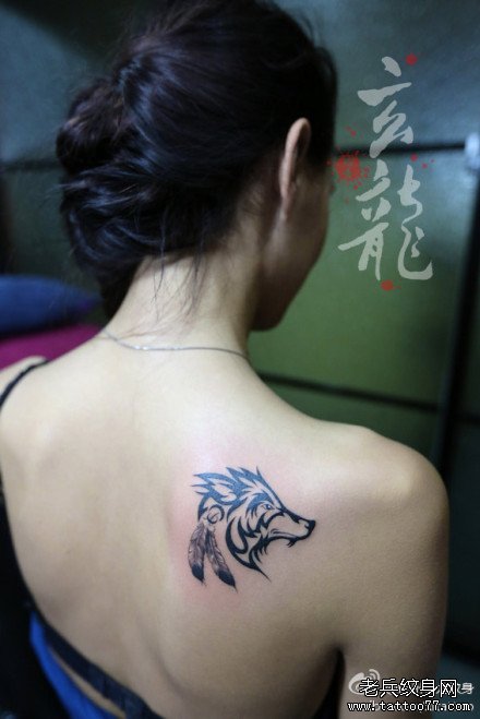 女生肩背时尚很帅的图腾狼头纹身图案