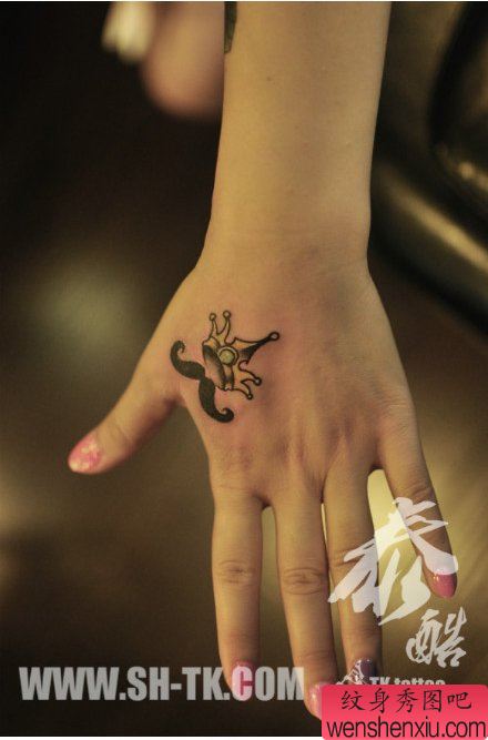 女生手部虎头小胡子与皇冠纹身图案