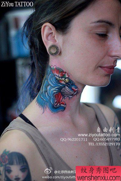 女生脖子处潮流精美的虎头纹身图案