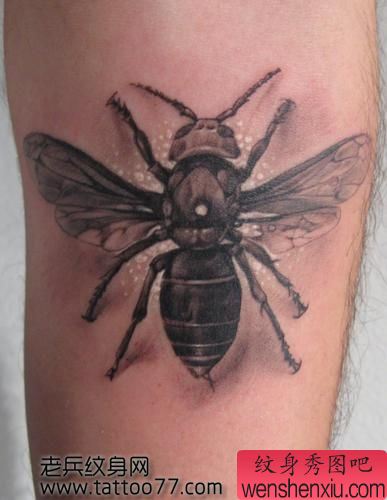 一款可爱的蜜蜂纹身图案