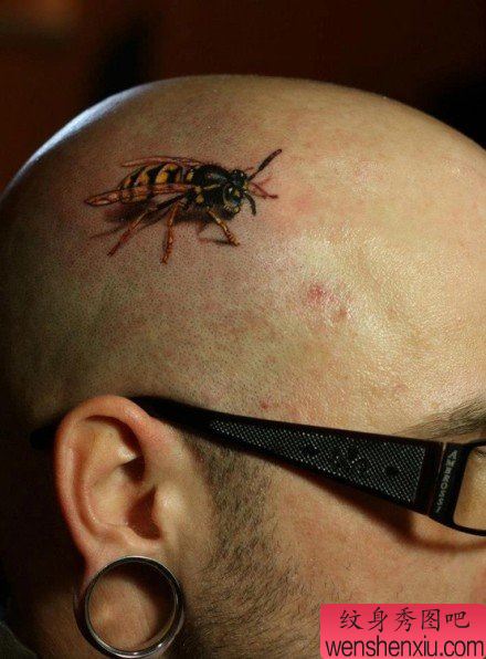 男人头部经典的小蜜蜂纹身图案