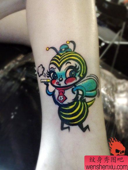 腿部可爱潮流的小蜜蜂纹身图案