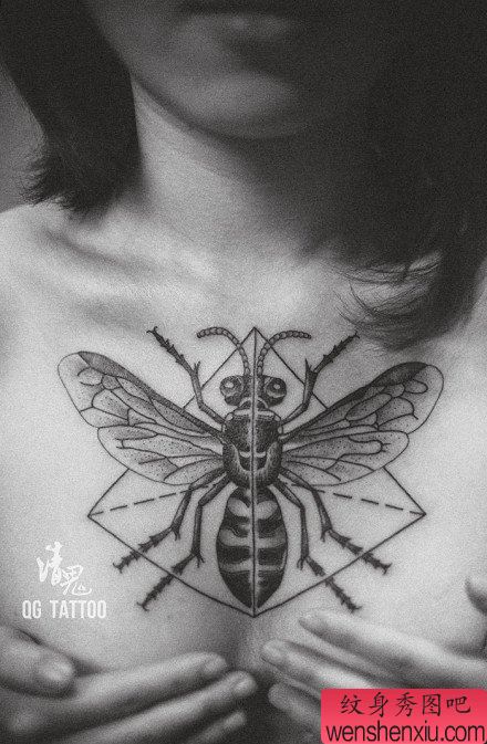 女生胸前时尚经典的小蜜蜂纹身图案