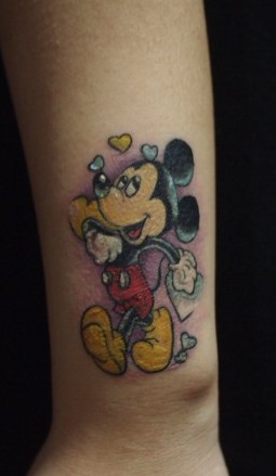 卡通纹身图案:手臂卡通米奇米老鼠纹身图案