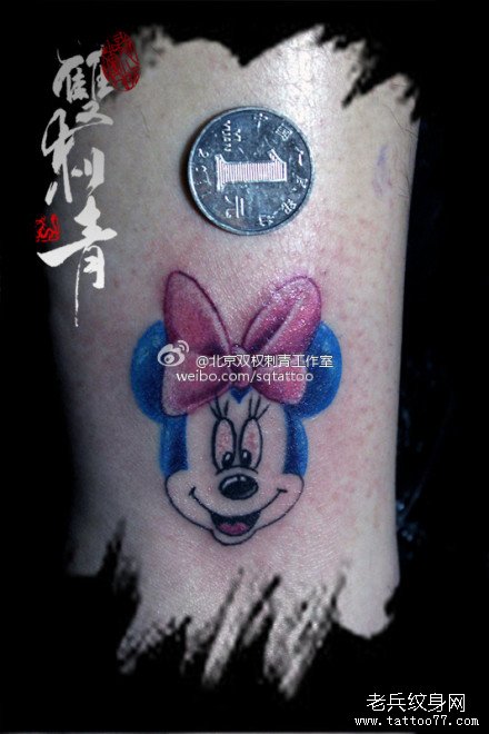 腿部一款小巧潮流的米老鼠纹身图案