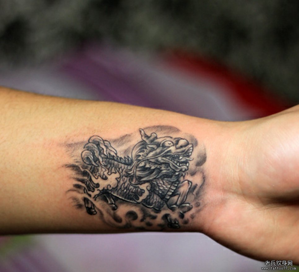 刺青网推荐一款手腕传统麒麟文身图案