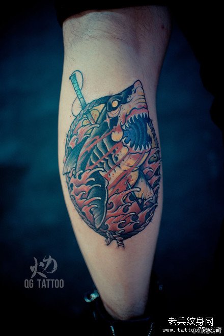 腿部时尚很酷的鲨鱼纹身图案