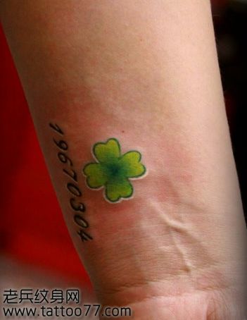 手臂小巧时尚的四叶草纹身图案