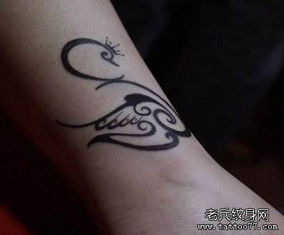 女孩子腿部精美的图腾小天鹅纹身图案