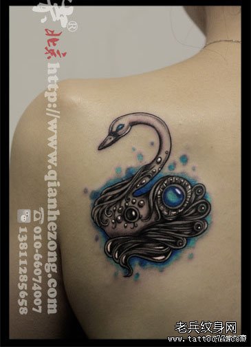 美女肩背时尚精美的小天鹅纹身图案