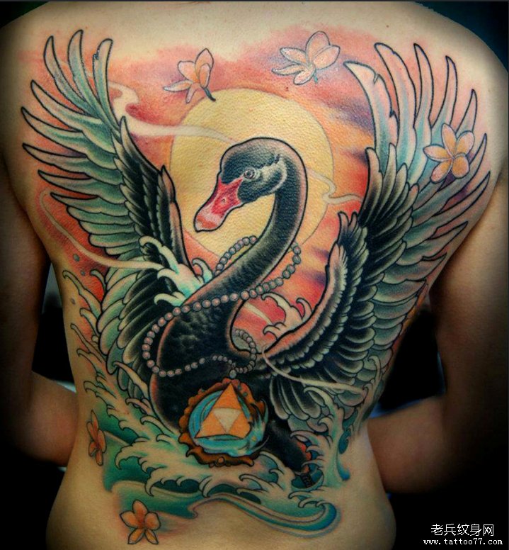 老兵纹身秀图吧推荐一款满背天鹅纹身作品