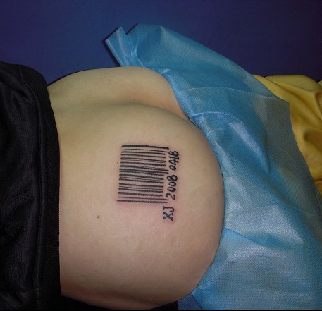 南昌针语纹身秀图吧作品:臀部条形码纹身图案
