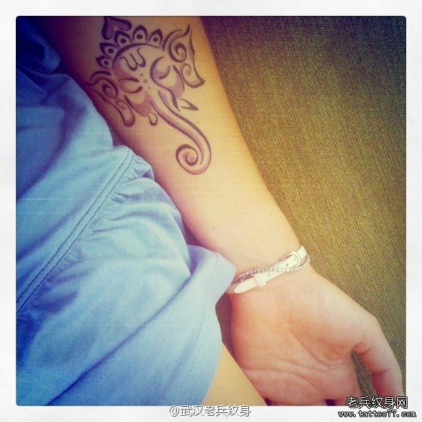 一款手臂象神纹身图案