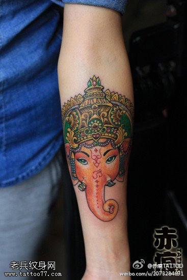 手臂彩色象神纹身图案