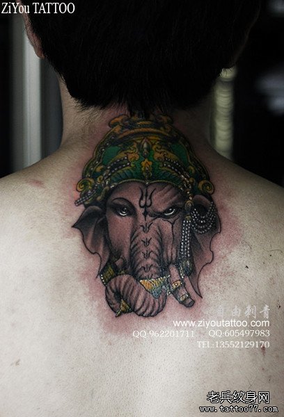 男生脖子处时尚很酷的象神纹身图案