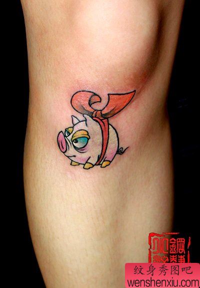 腿部可爱的小猪文身作品