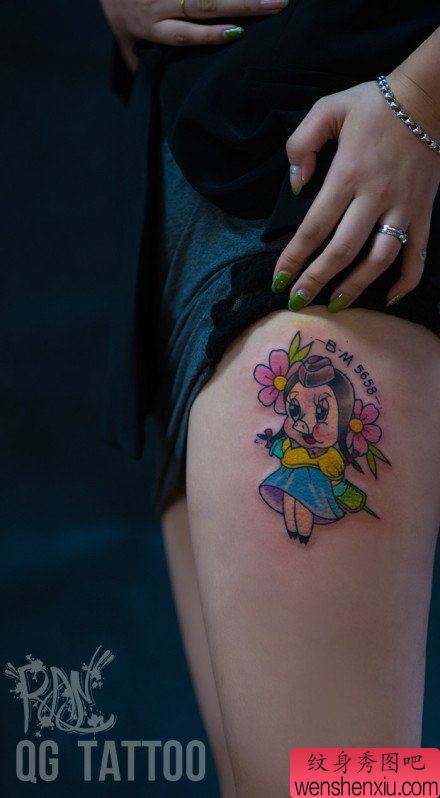 女孩子腿部可爱流行的卡通小猪文身作品