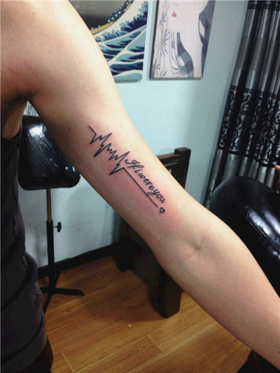 广州雕龙纹身秀图吧作品：心电图小纹身