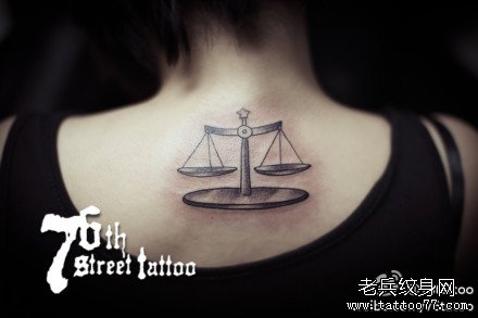 女生背部时尚经典的天秤座纹身图案