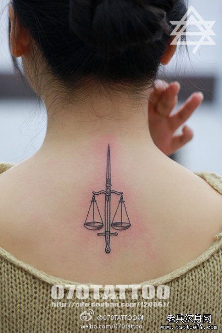 女生背部时尚小巧的天秤座纹身图案