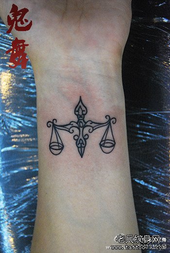 女生手腕一款经典的天秤座符号纹身图案