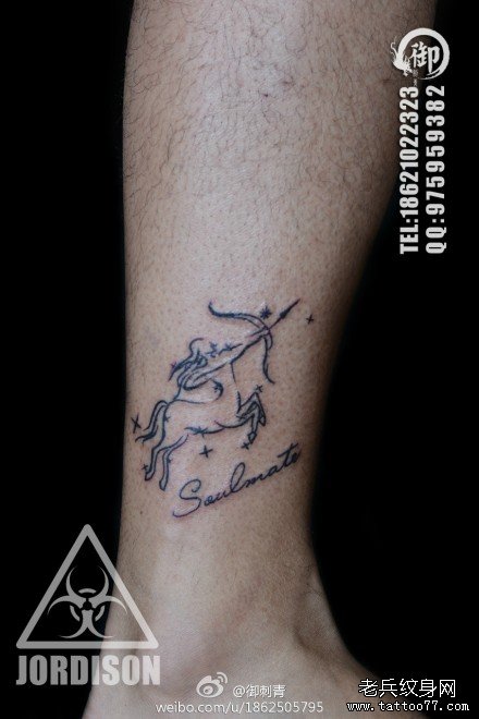 腿部一款小巧时尚的射手座纹身图案